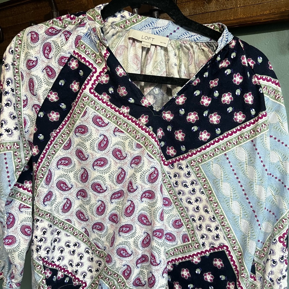 LOFT Women's Navy and Pink Paisley Blouse